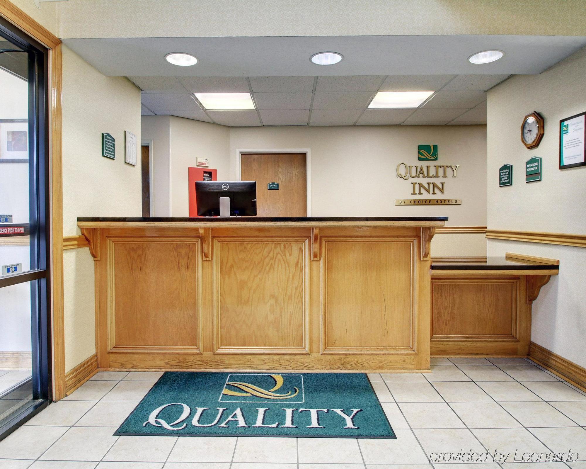 Columbia Inn & Suites Bagian luar foto