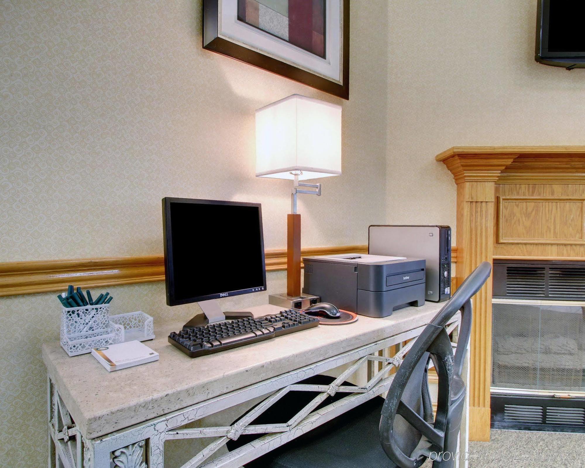 Columbia Inn & Suites Bagian luar foto