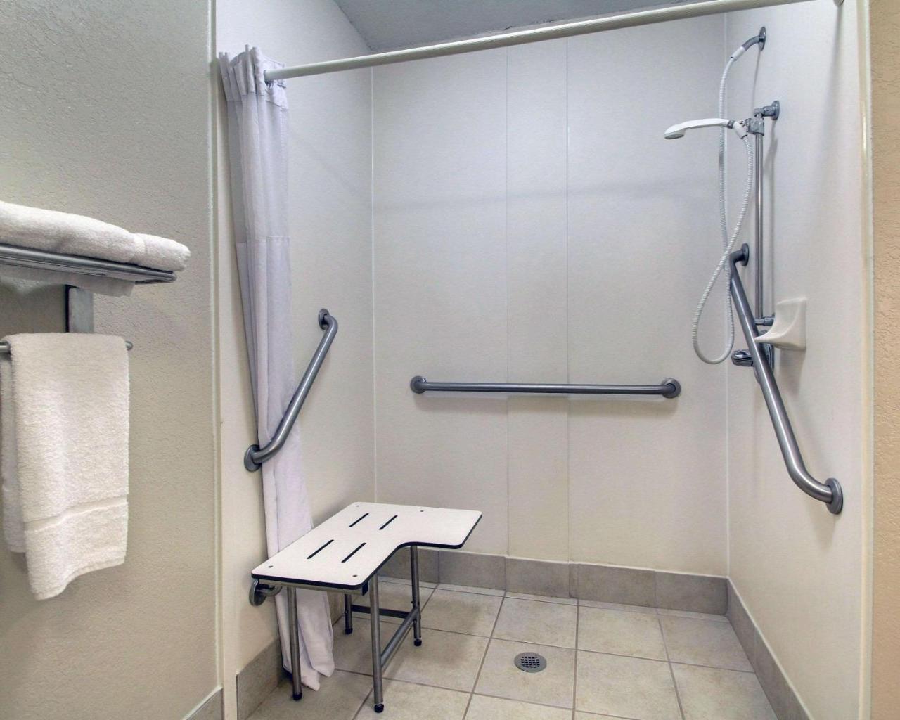 Columbia Inn & Suites Bagian luar foto